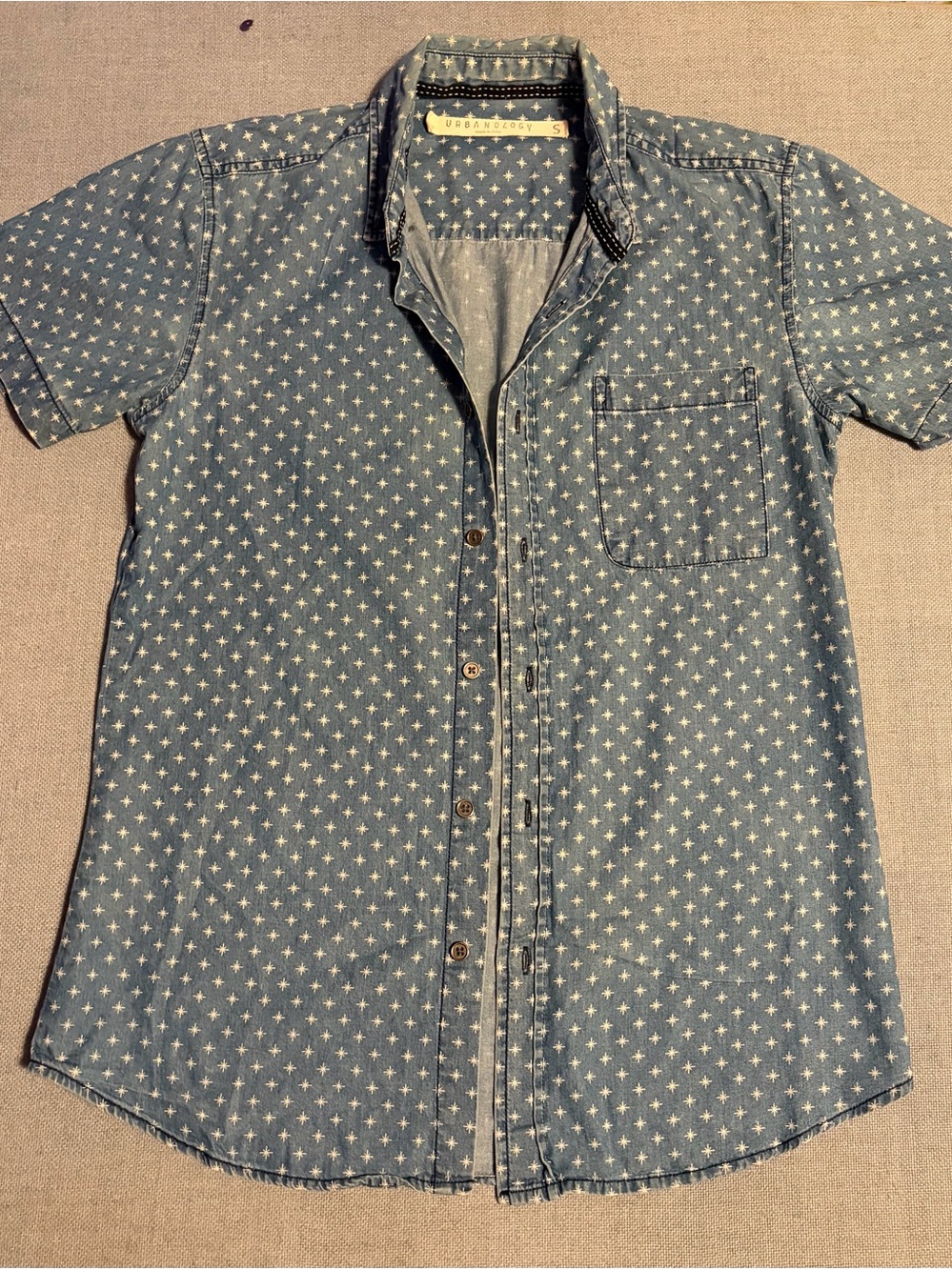 Men's Short Sleeve Denim Button-Up Shirt in Light Blue with Star Print